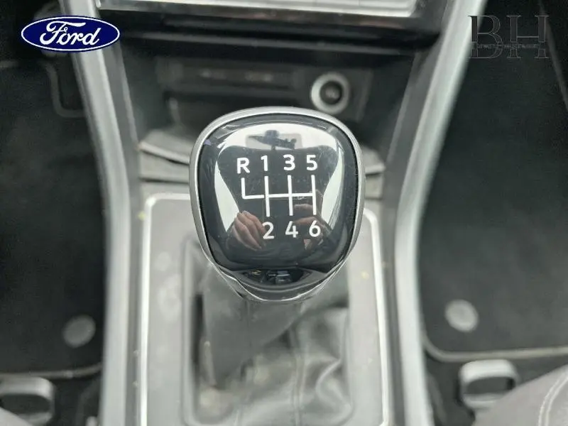 Le levier de vitesses manuel noir brillant vu de dessus dans l'habitacle d'un Volkswagen Touran 2021