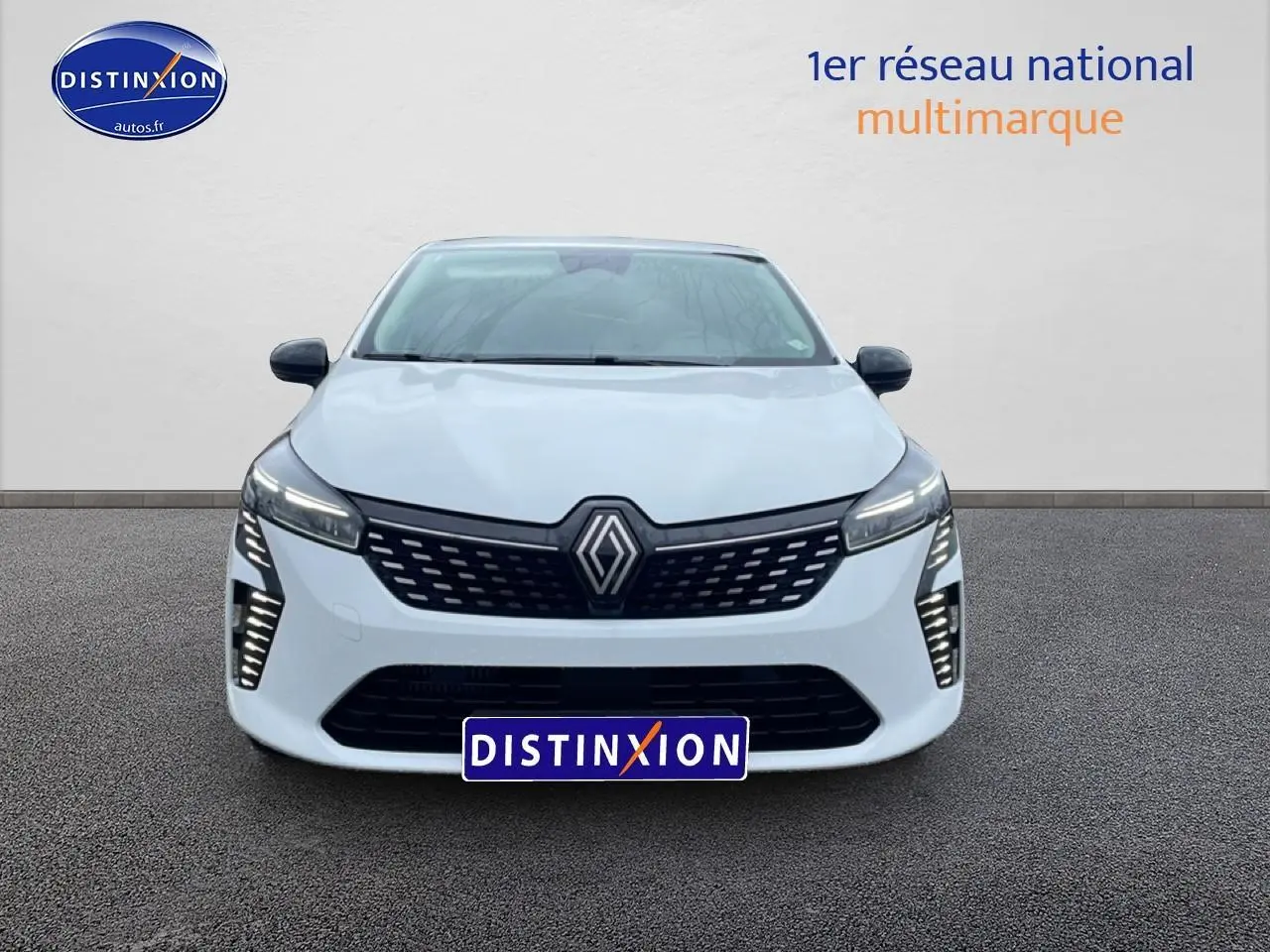 Vue avant d'une Renault Clio V blanche avec calandre noire et feux diurnes à LED verticaux.