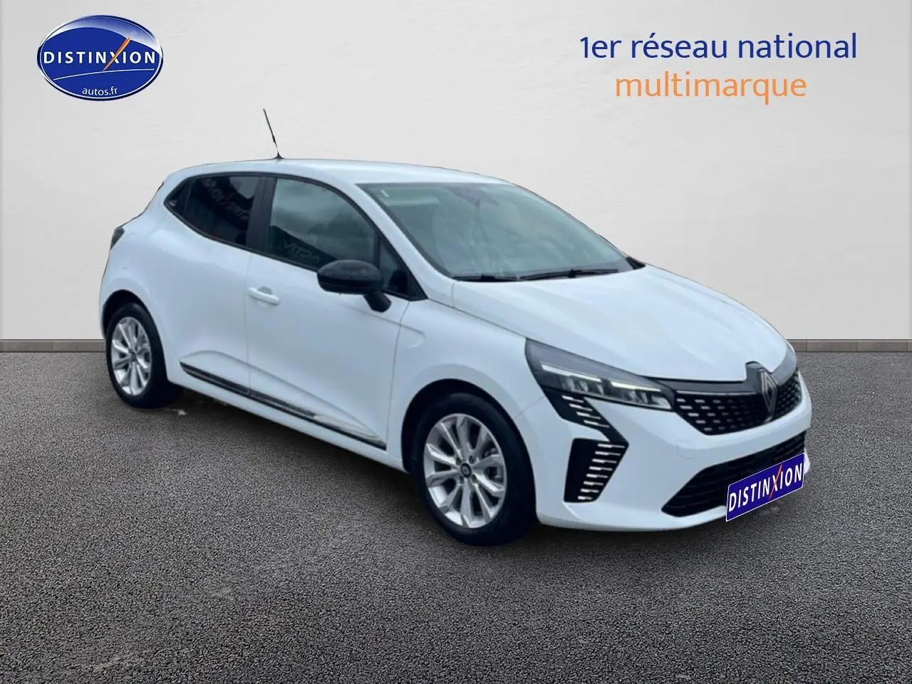 Renault Clio V blanche vue en 3/4 avant droit, avec phares LED et jantes alliage argentées.