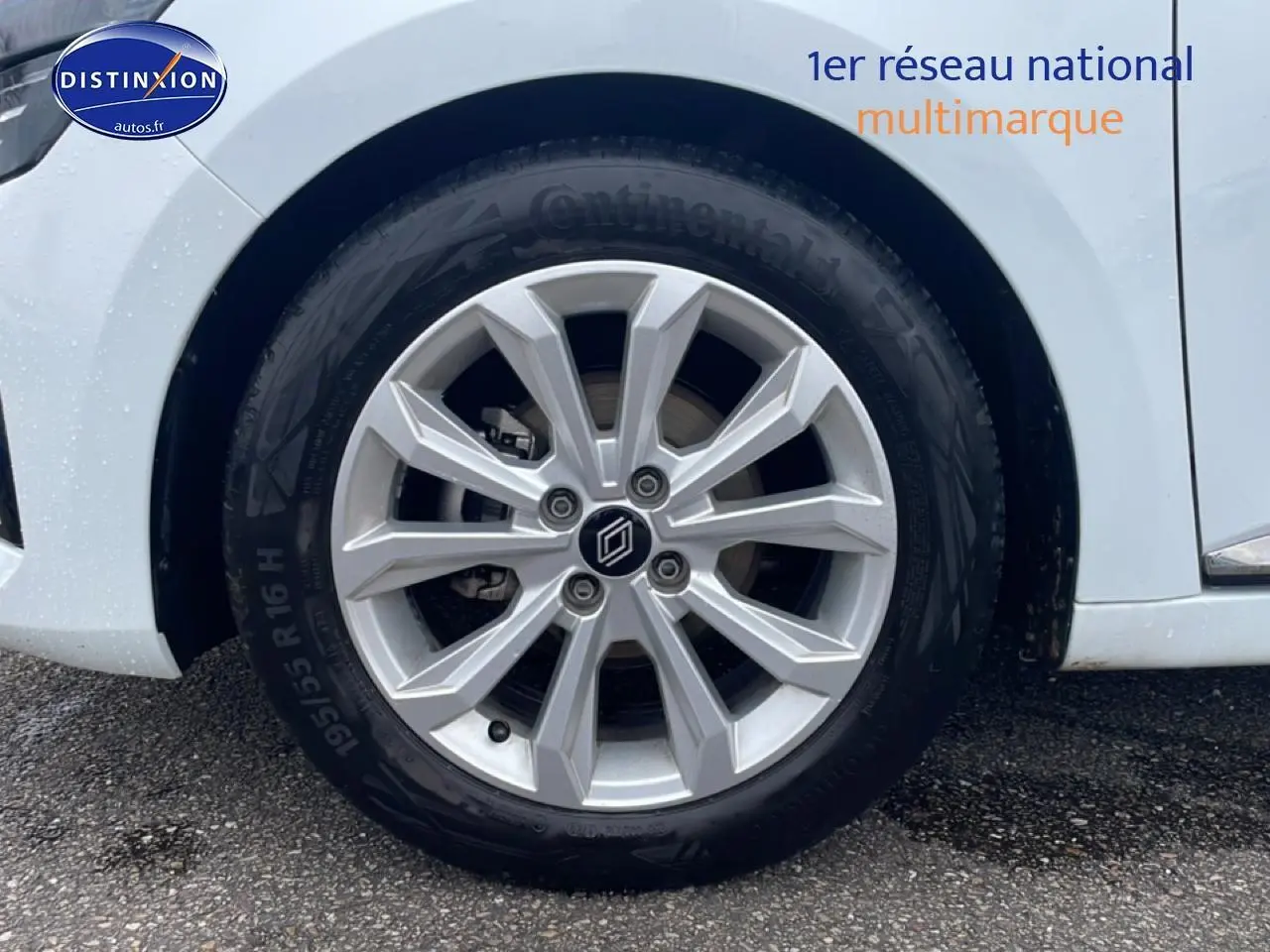 Gros plan sur la roue avant droite de la Renault Clio V blanche, mettant en valeur la jante alliage 16 pouces.