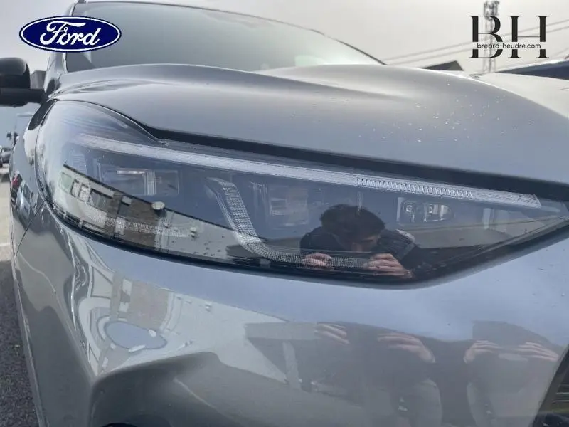 Gros plan sur le projecteur avant droit du Ford Kuga gris Solar Métallisé, mettant en valeur son design LED moderne.