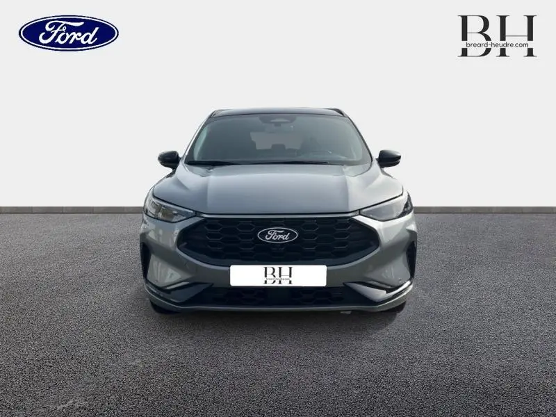 Vue frontale du Ford Kuga 2026 gris Solar métallisé avec calandre noire et phares LED Dynamic Matrix.