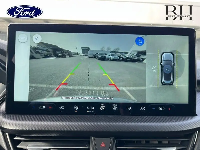 Écran tactile intérieur montrant la caméra de recul et vue 360° du Ford Kuga gris Solar Métallisée, tableau de bord moderne.