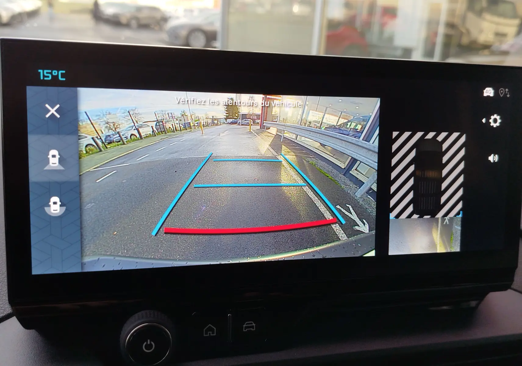 Écran de caméra de recul du Citroën Berlingo Kaolin White montrant la vue arrière avec lignes de guidage colorées.