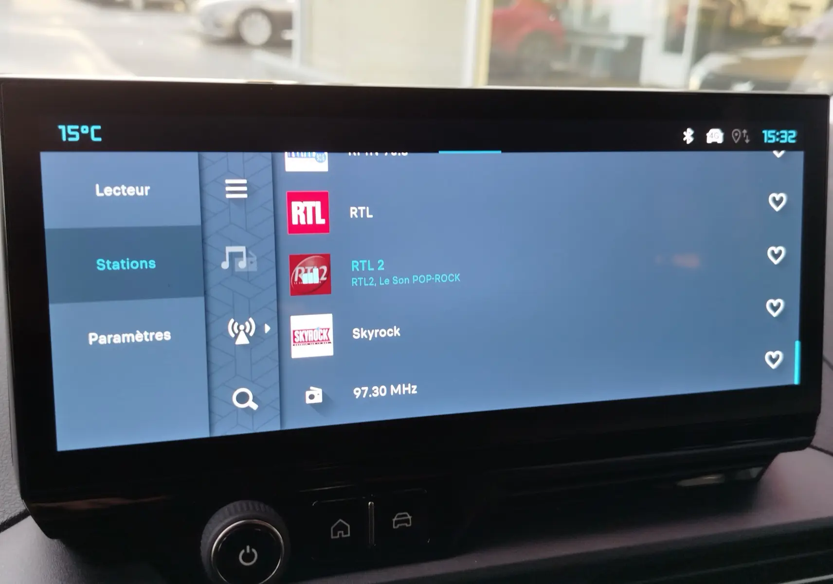 Écran tactile intérieur du Citroën Berlingo 2025 affichant les stations radio avec interface moderne et température à 15°C.