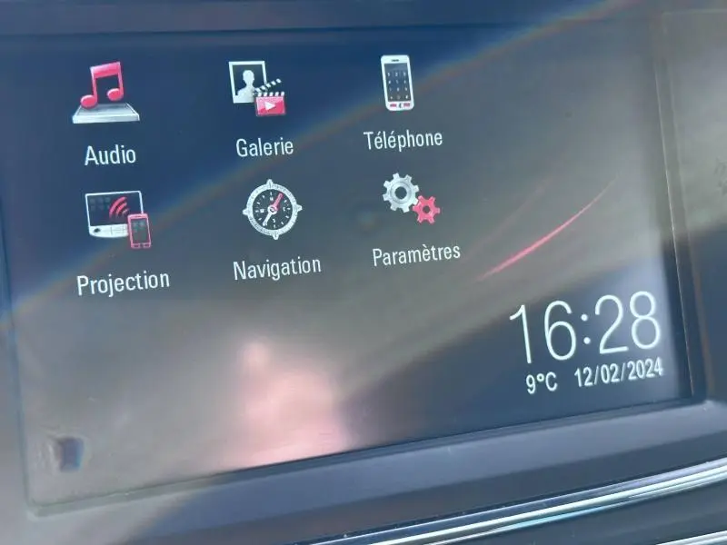Écran tactile du système multimédia de l'Opel Astra Sports Tourer Ultimate affichant les options audio, navigation et téléphone.