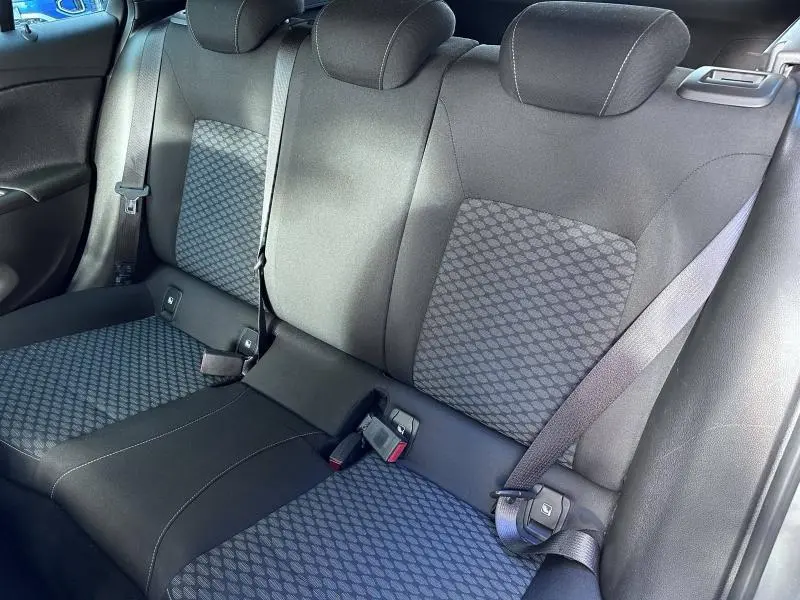 Vue rapprochée des sièges arrière en tissu noir avec motifs gris de l'Opel Astra Sports Tourer 2021.