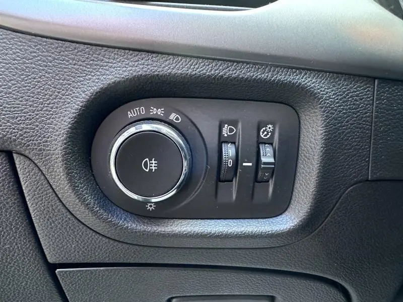 Gros plan sur les commandes d'éclairage noires de l'Opel Astra Sports Tourer 2021, finition Ultimate.