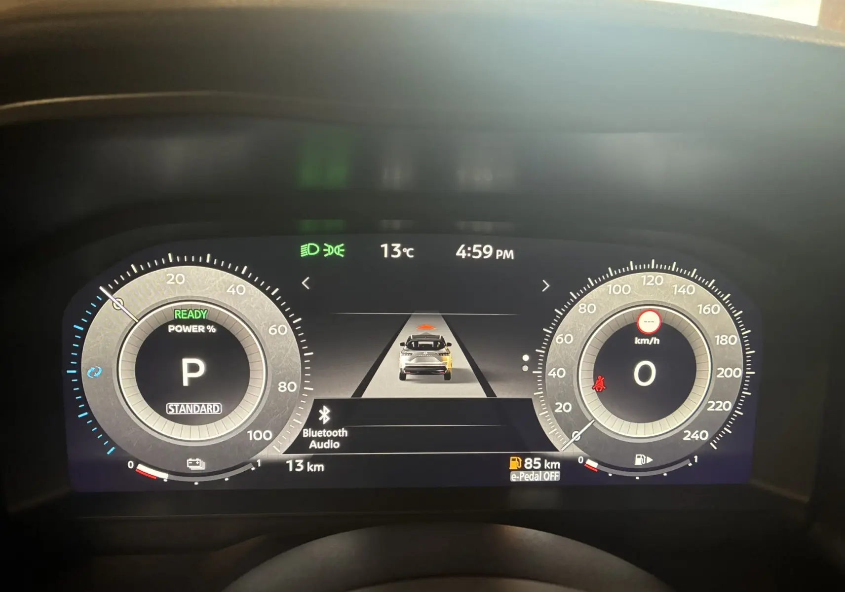 Tableau de bord numérique du Nissan Qashqai 2025 affichant la vitesse, la puissance et l'assistance au conducteur.