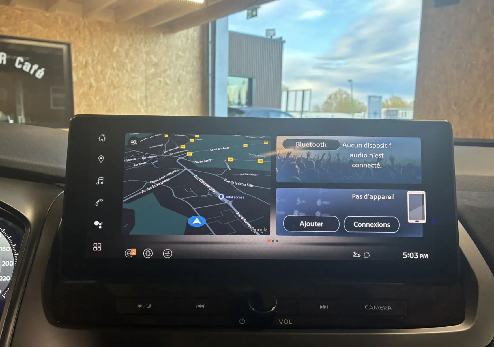 Écran tactile central du Nissan Qashqai blanc nacré 2025 affichant navigation et menu Bluetooth sans appareil connecté.