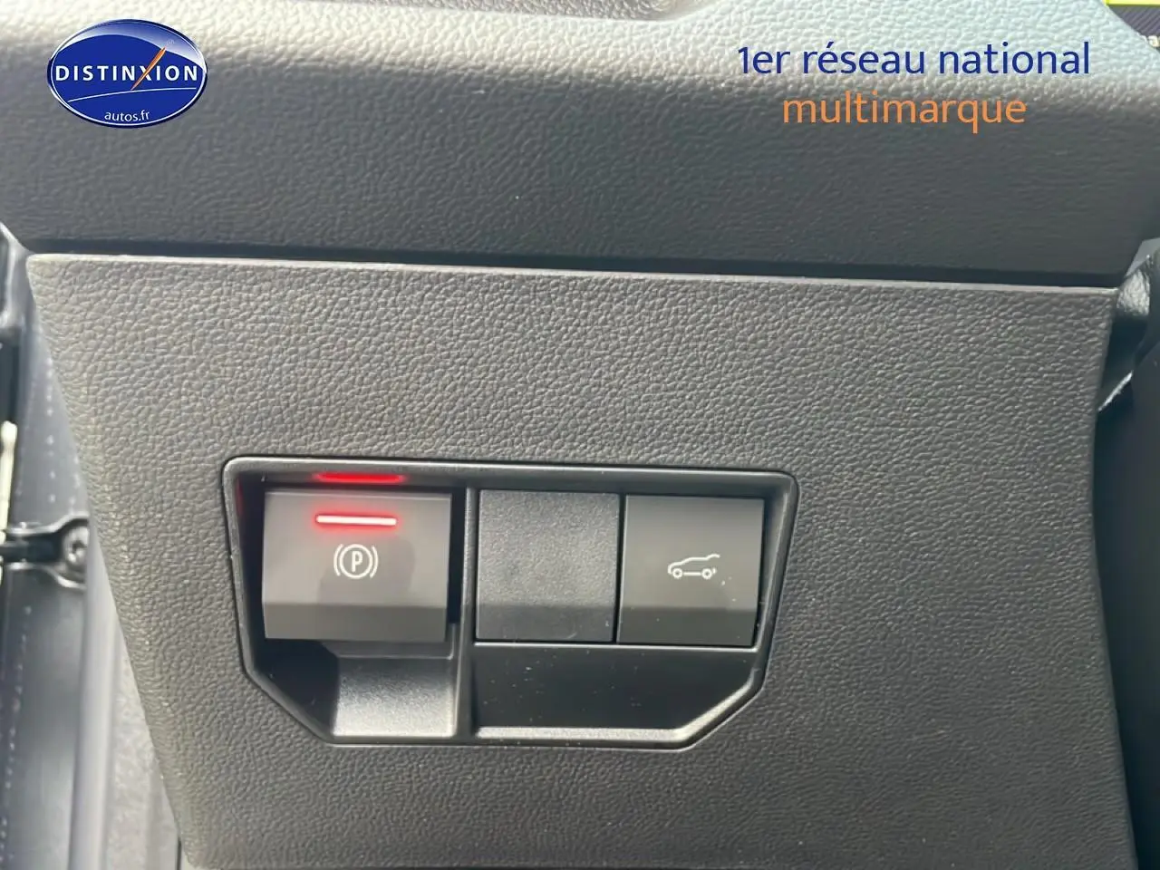 Gros plan sur les boutons de commande du frein à main électrique et du coffre dans l'habitacle gris du Dacia Bigster 2025.