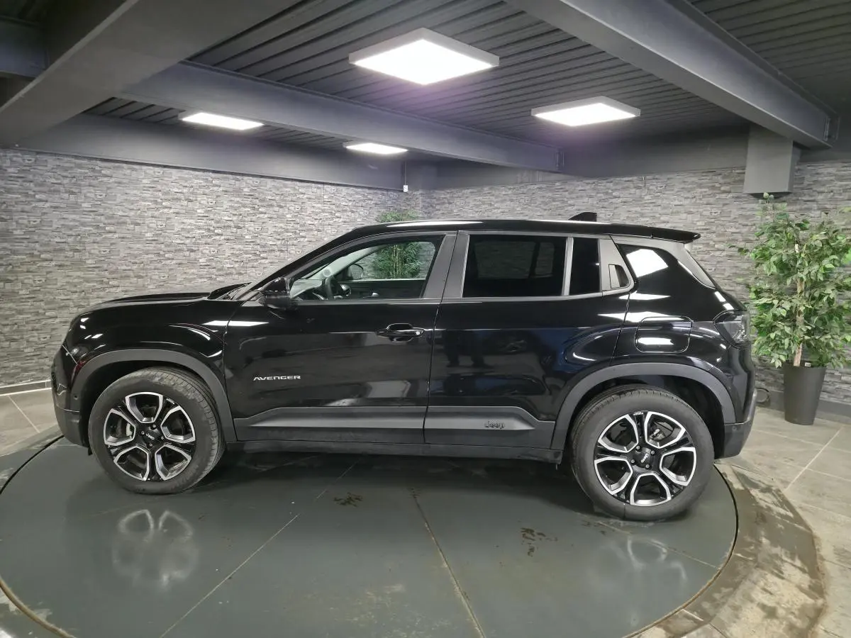 Profil droit d’un Jeep Avenger noir 2025 avec jantes alliage 18 pouces et coques de rétroviseurs gloss black.