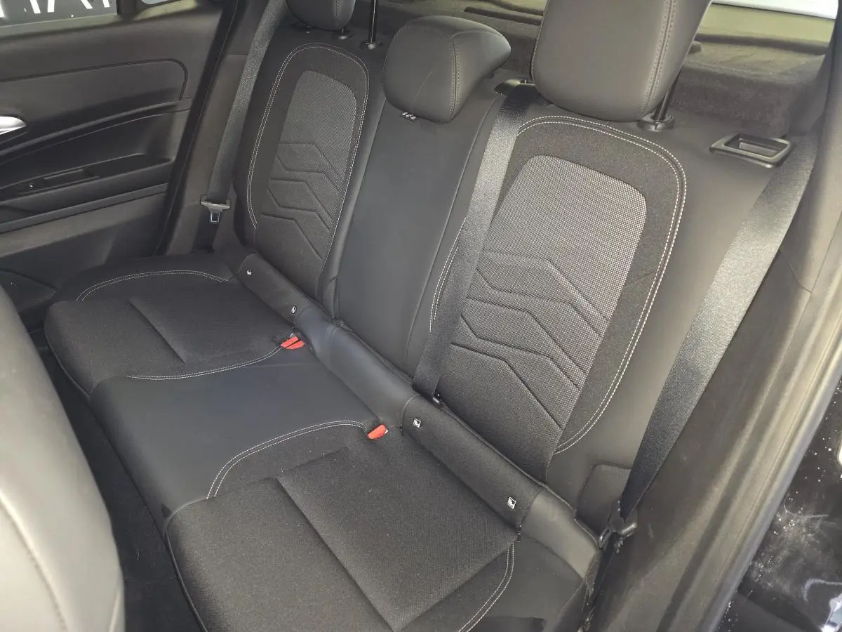 Vue intérieure de la banquette arrière noire du Jeep Avenger 2025 avec sellerie mixte tissu et TEP.