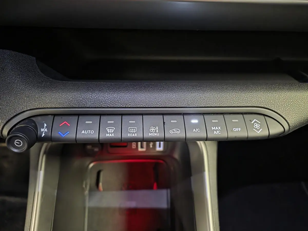 Boutons de commande de climatisation noire vue de dessus dans le Jeep Avenger 2025 finition Summit.