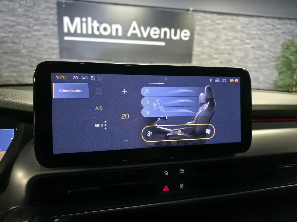 Écran tactile intérieur du Jeep Avenger 2025 affichant les réglages de climatisation avec interface moderne.