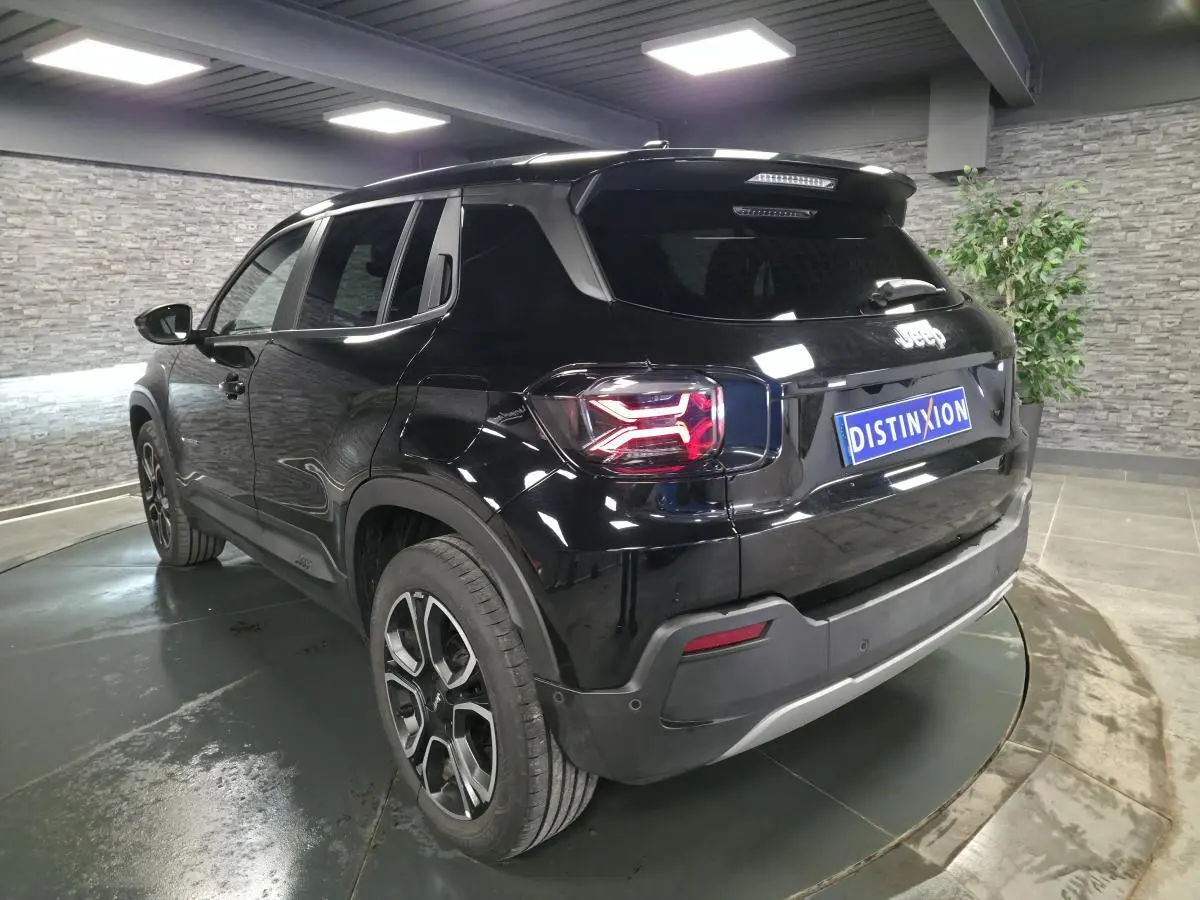 Jeep Avenger noir en 3/4 arrière droit, avec feux arrière LED et jantes alliage 18 pouces visibles.