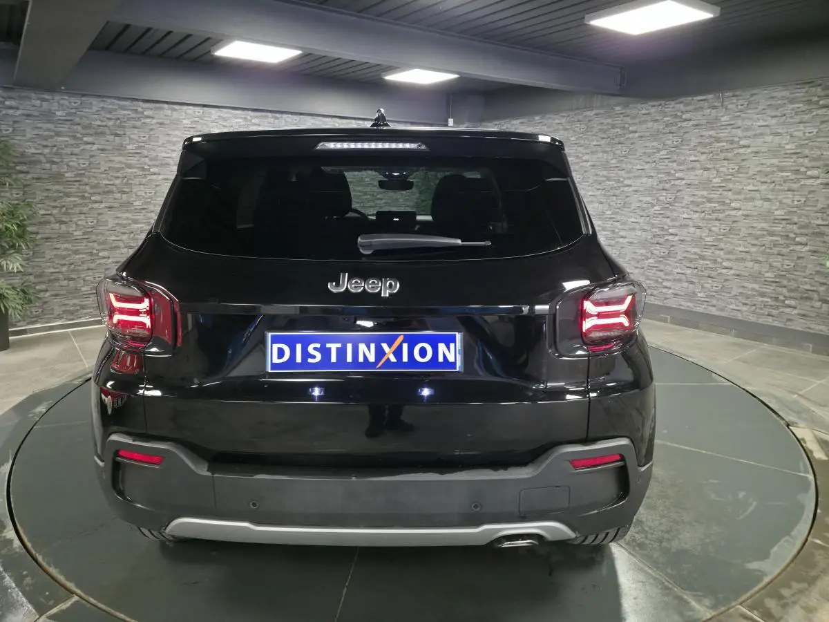 Vue arrière d'un Jeep Avenger noir 2025 avec feux LED et plaque d'immatriculation Distinxion.