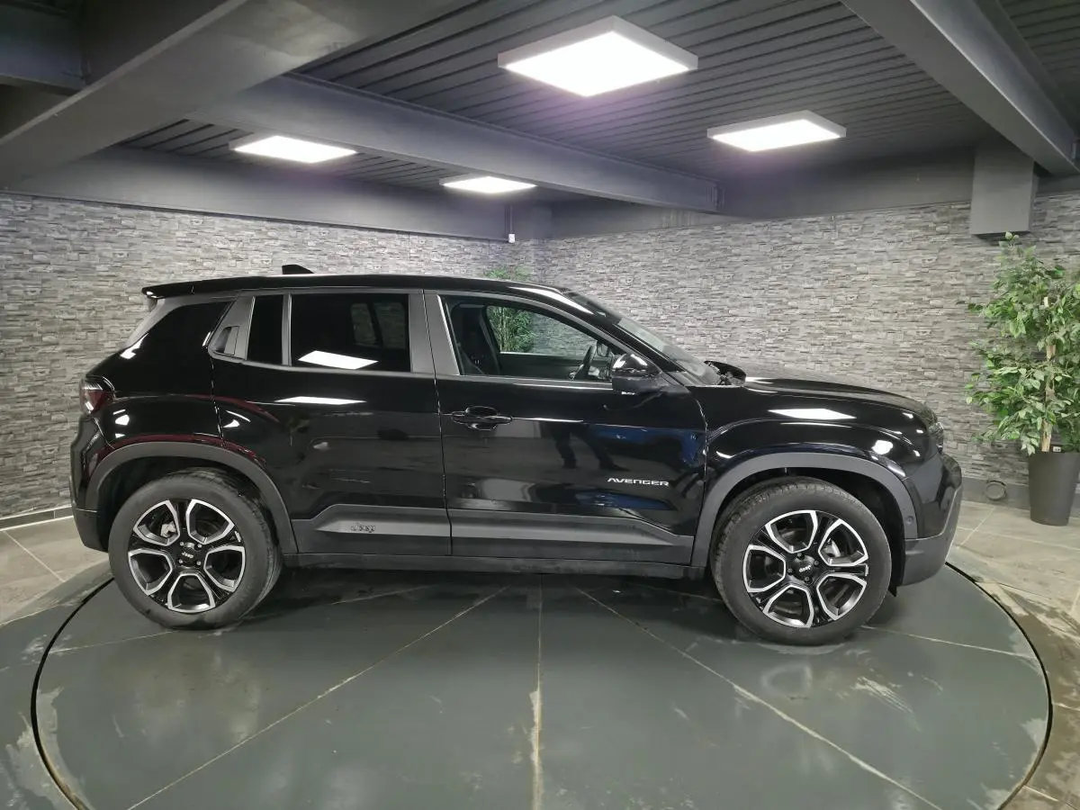 Jeep Avenger noir en vue de profil côté gauche, avec jantes alliage 18 pouces et calandre gloss black.