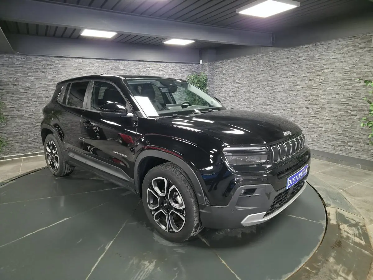 Jeep Avenger noir en 3/4 avant droit, avec calandre gloss black et jantes alliage 18 pouces distinctives.