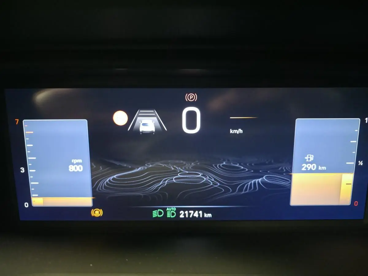 Combiné d'instrumentation numérique du Jeep Avenger 2025 affichant vitesse, régime moteur et autonomie carburant.