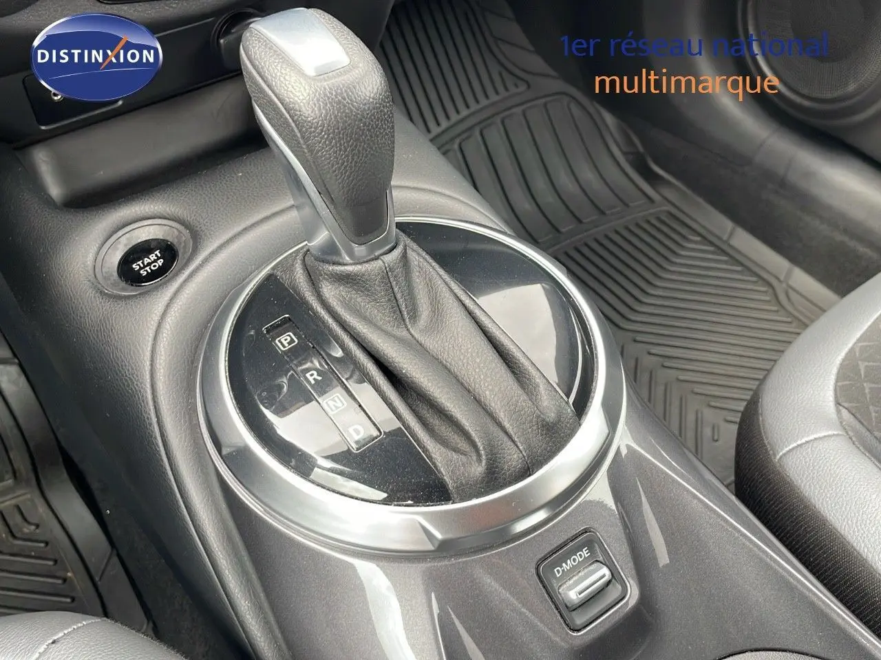 Le levier de vitesses automatique noir et gris du Nissan Juke Hybrid 2023, avec bouton start/stop visible.