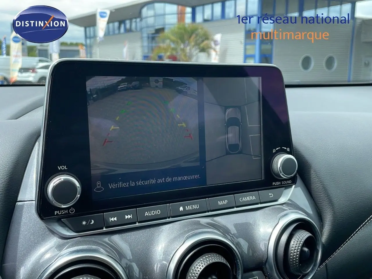 Écran central affichant la caméra de recul et vue 360° dans un Nissan Juke Hybrid gris perle 2023.