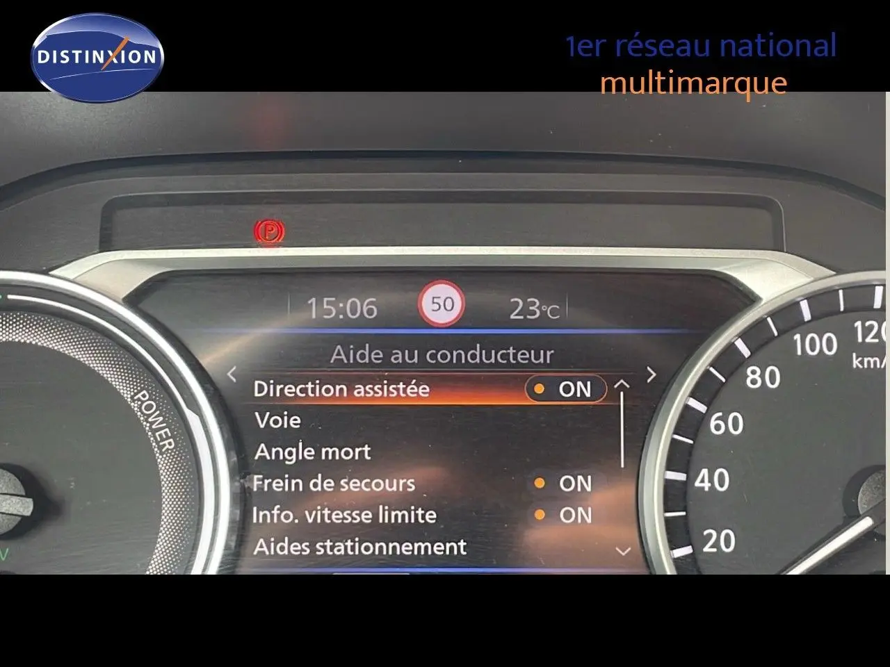 Tableau de bord numérique du Nissan Juke Hybrid 2023 montrant les aides au conducteur activées à 15h06.