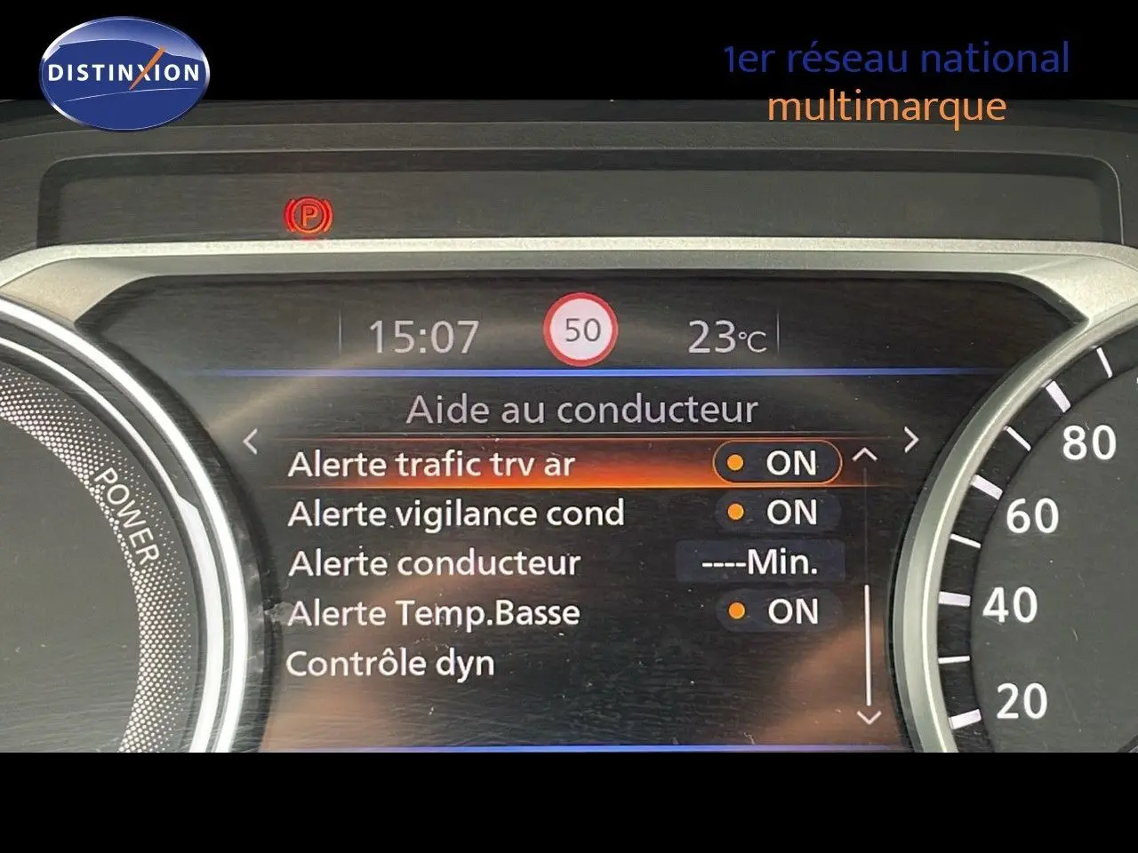 Affichage numérique du tableau de bord du Nissan Juke Hybrid 143ch Business+ montrant les alertes d'aide au conducteur.