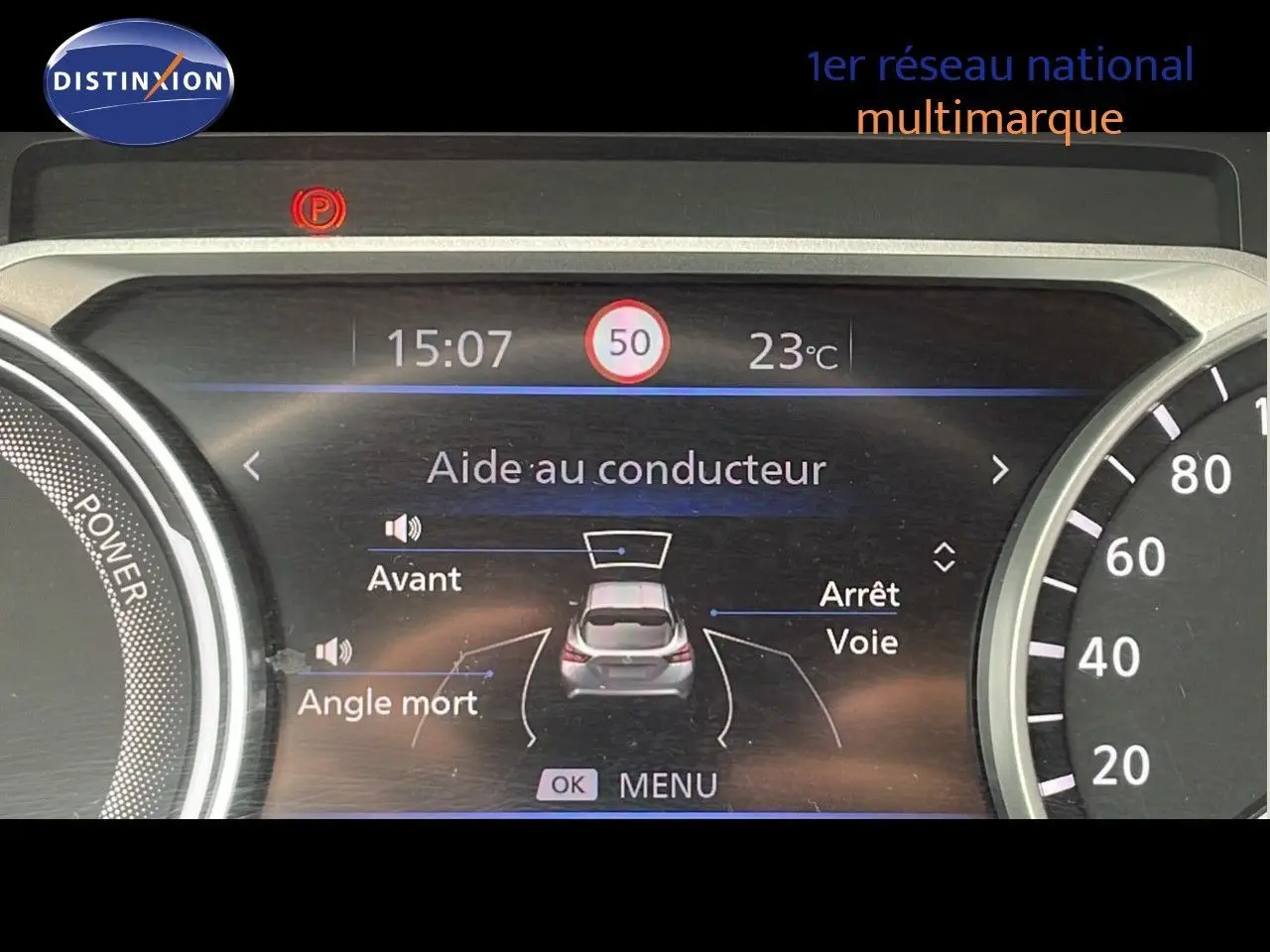 Affichage numérique du tableau de bord du Nissan Juke Hybrid 2023 montrant l'aide au conducteur et la vitesse limitée à 50 km/h.
