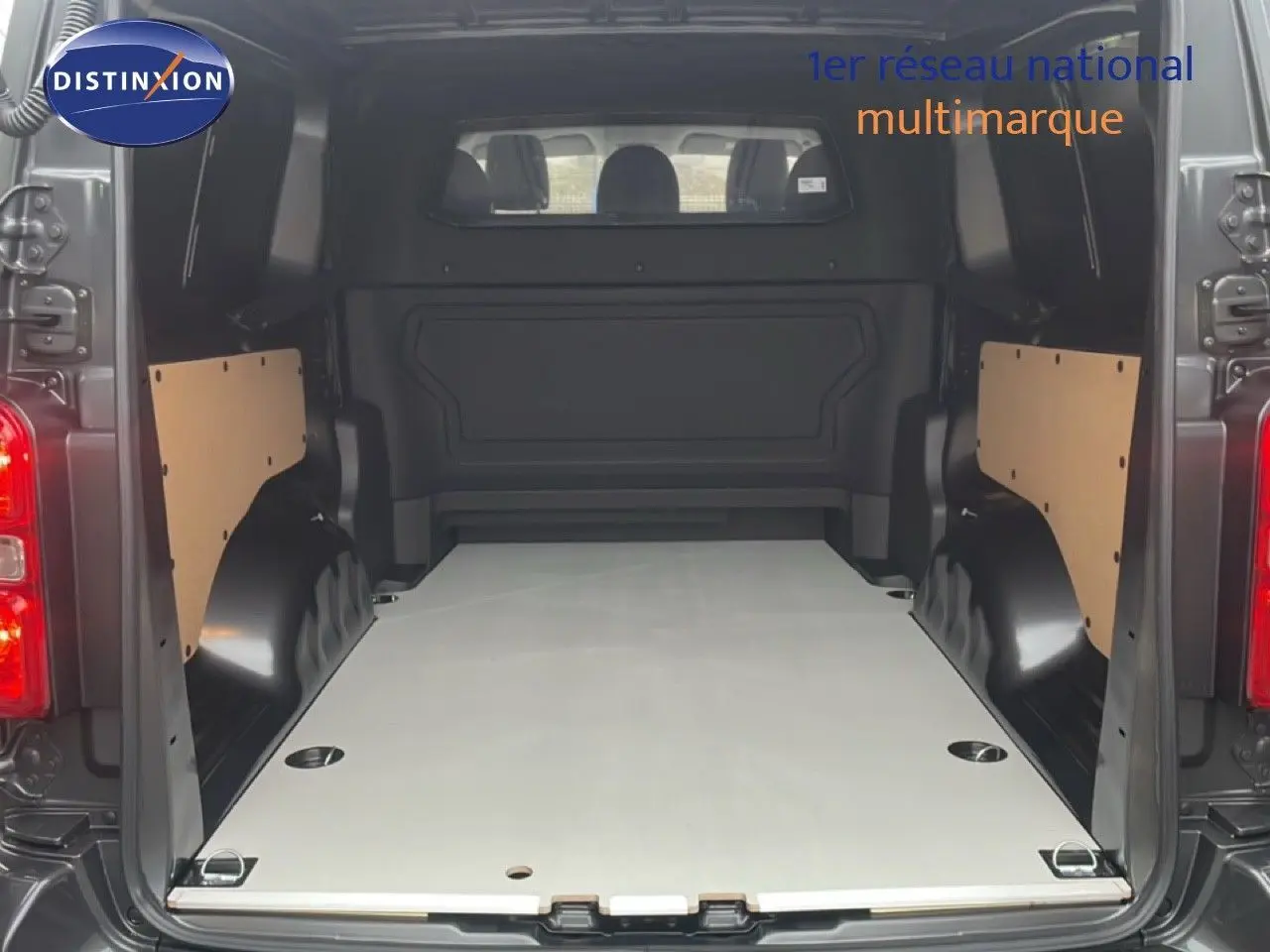 Vue arrière ouverte du Citroën Jumpy Cabine Approfondie gris titane, montrant l'espace de chargement vide et protégé.