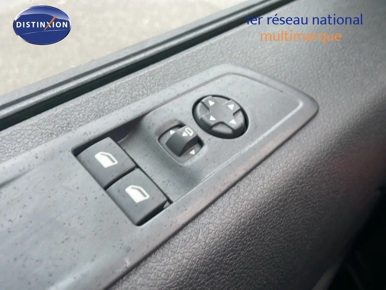 Détail des commandes de réglage des rétroviseurs et vitres sur la portière intérieure du Citroën Jumpy Cabine Approfondie gris titane.