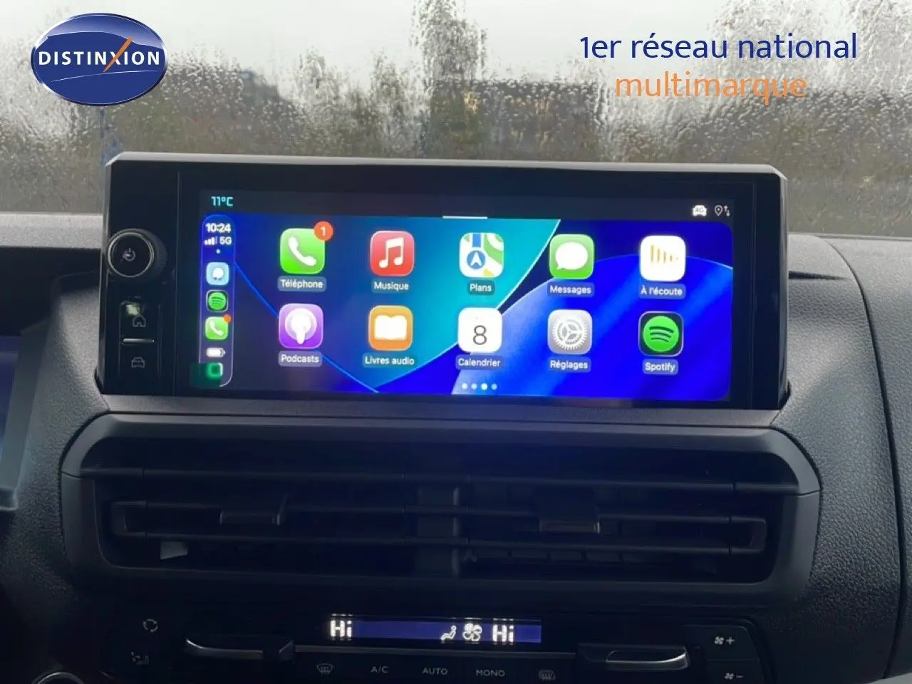 Écran tactile central allumé montrant l’interface Apple CarPlay dans l’habitacle du Citroën Jumpy Cabine Approfondie gris titane.