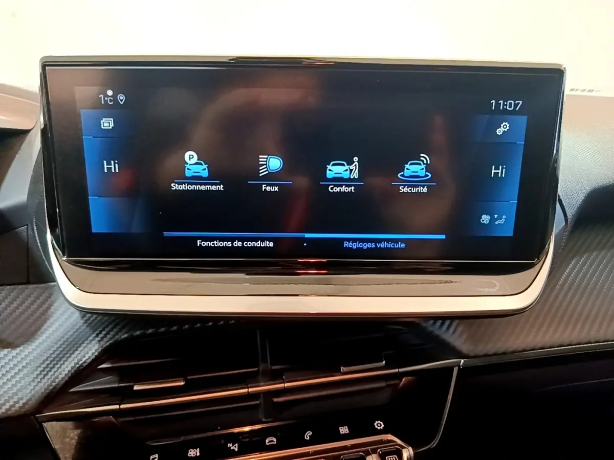 Écran tactile central 17,8 cm du tableau de bord intérieur de la Peugeot 208 jaune PureTech 2023.