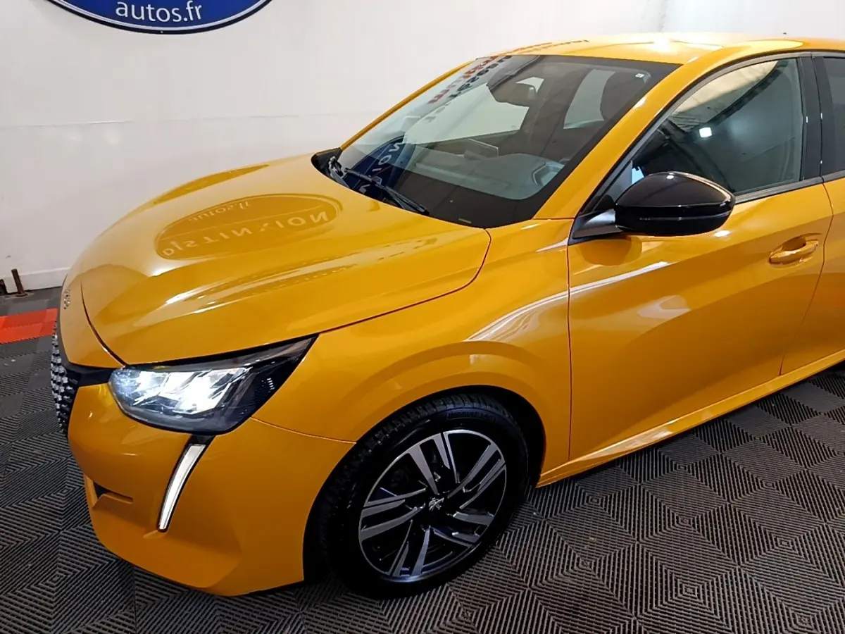 Vue 3/4 avant droite d'une Peugeot 208 jaune vif avec phares LED et jantes alliage noires.