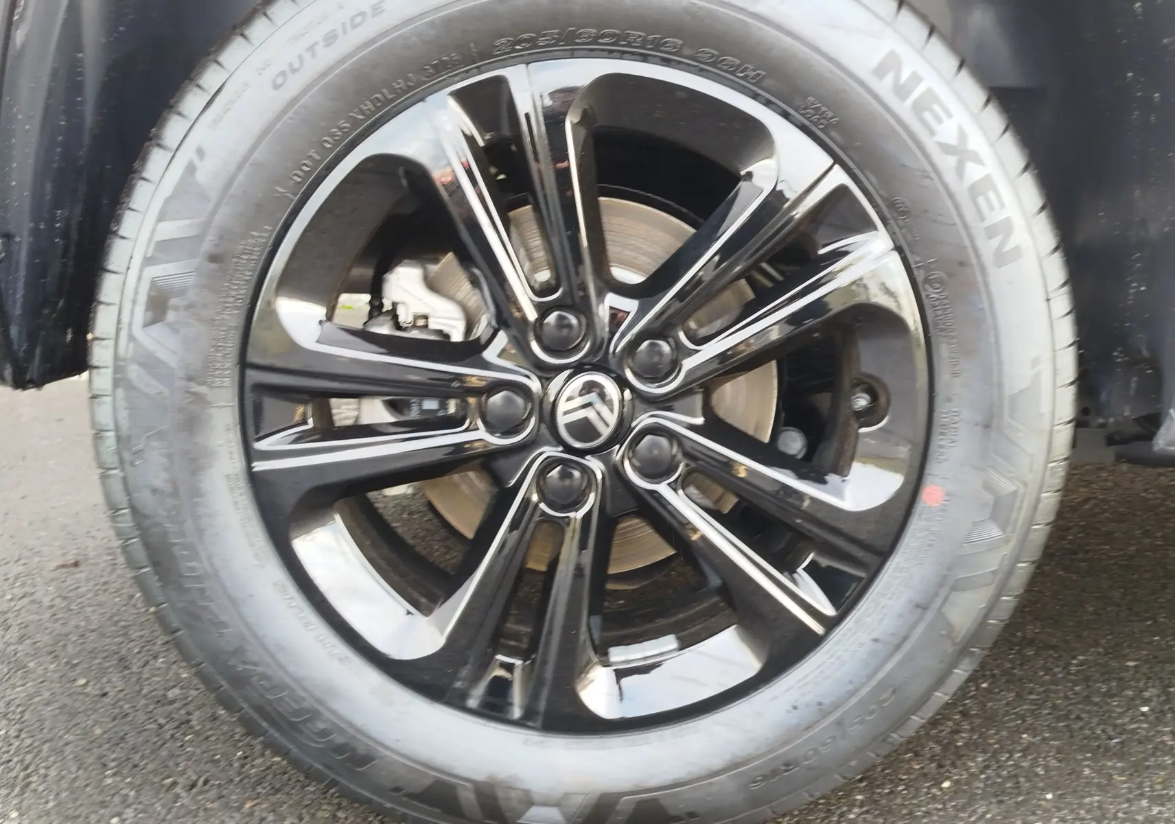 Gros plan sur la jante noire brillante de 16 pouces avec logo Citroën au centre, montée sur un pneu Nexen.