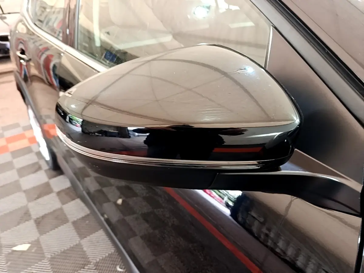 Rétroviseur côté gauche noir brillant du Citroën C5 Aircross hybride rechargeable 2022, vue rapprochée en extérieur.