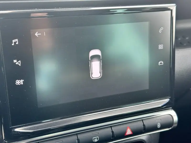Écran tactile central affichant la vue aérienne du véhicule dans un Citroën C3 Aircross PureTech 2021.
