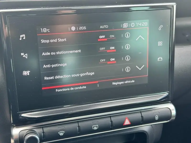 Écran tactile central du tableau de bord du Citroën C3 Aircross 2021 affichant les réglages d'aide à la conduite.