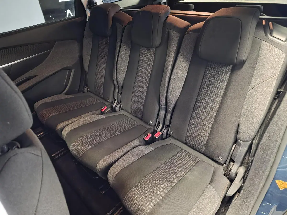 Vue intérieure sur les trois sièges indépendants en tissu gris et noir de la rangée 2 du Peugeot 5008 bleu 2019.