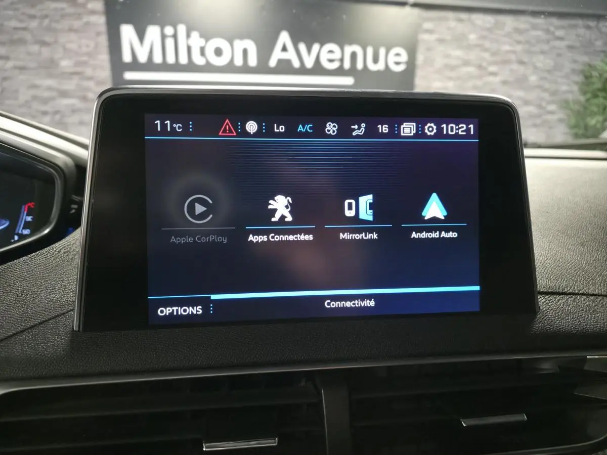 Écran tactile central du Peugeot 5008 bleu affichant les options Apple CarPlay, MirrorLink et Android Auto.