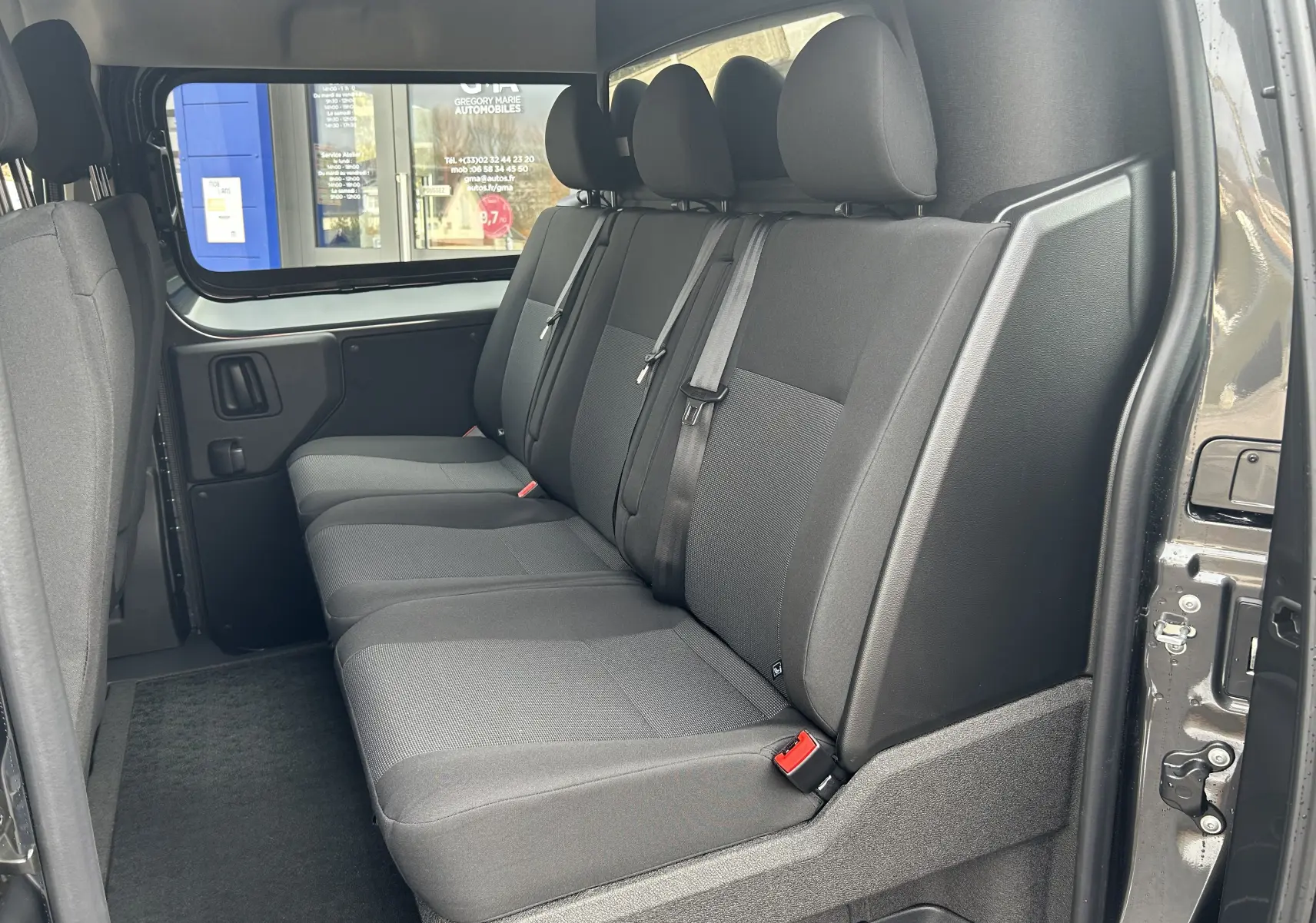 Vue intérieure côté droit montrant la banquette arrière noire du Citroën Jumpy Cabine Approfondie gris titane 2025.