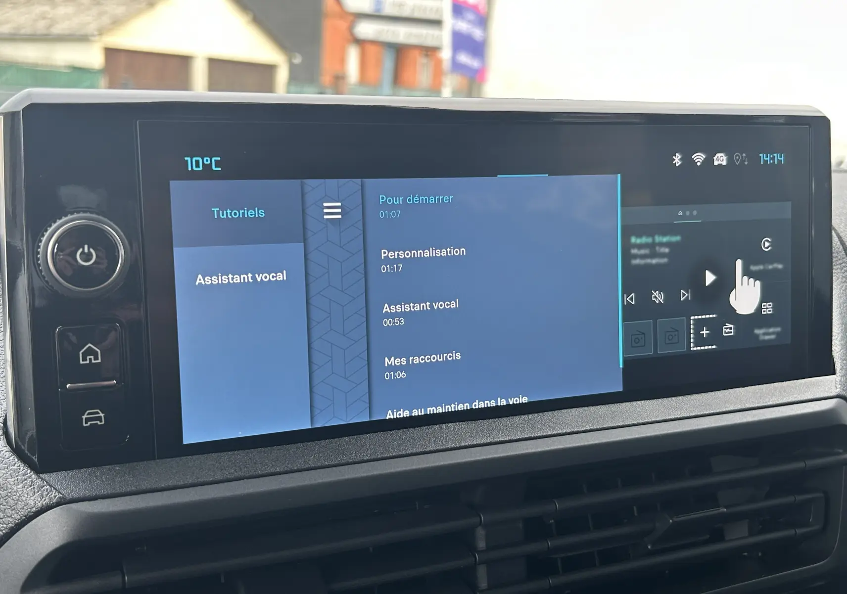 Écran tactile intérieur du Citroën Jumpy Cabine Approfondie 2025 affichant le menu assistant vocal.