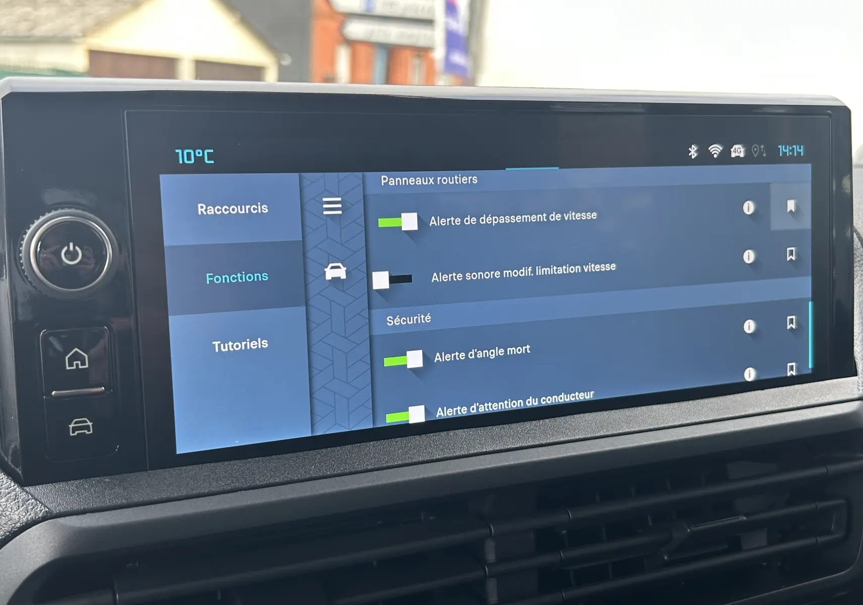 Écran tactile central du tableau de bord du Citroën Jumpy Cabine Approfondie gris titane, affichant les alertes de sécurité.