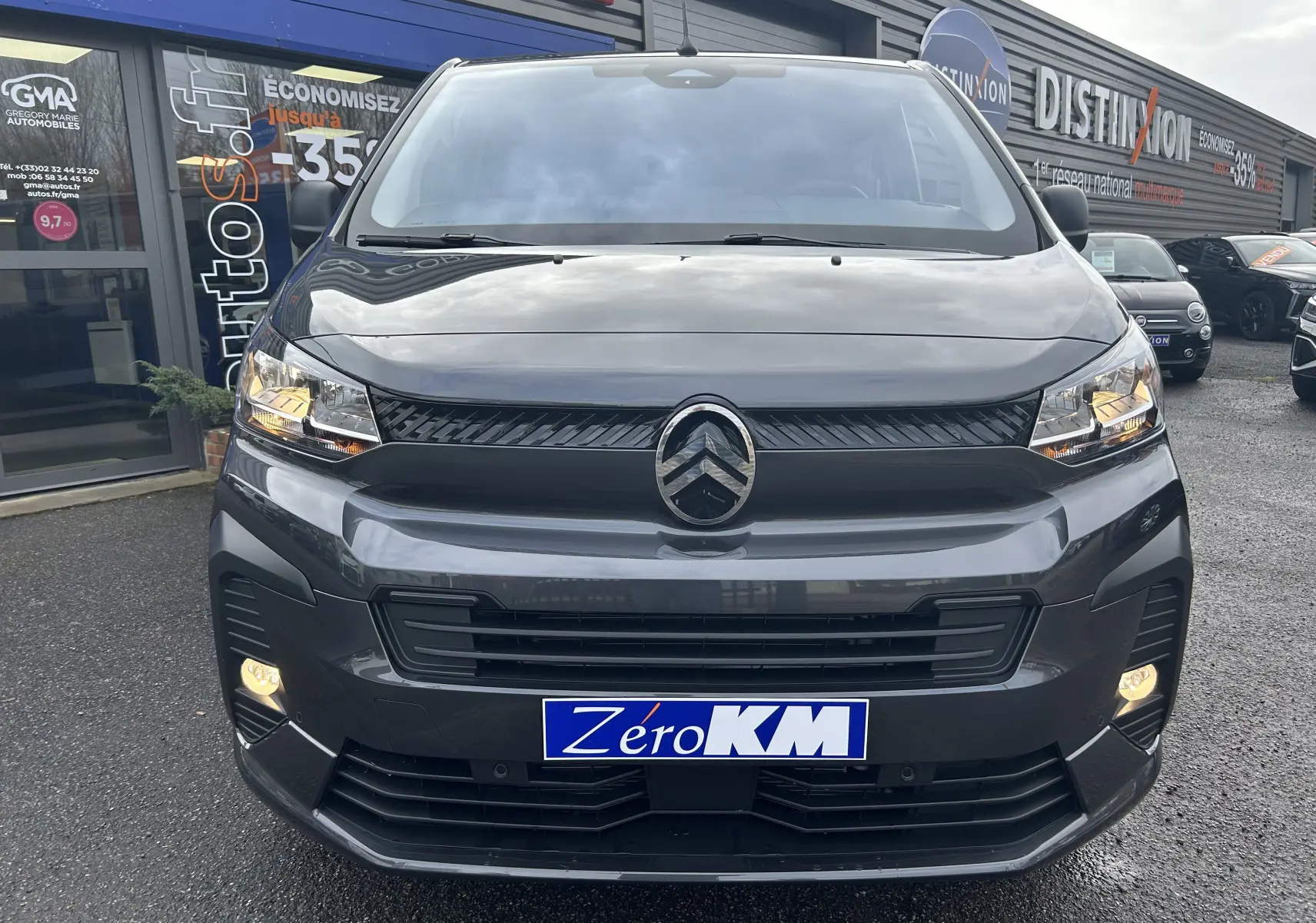 Vue avant d'un Citroën Jumpy Cabine Approfondie gris titane métal avec phares et antibrouillards allumés.