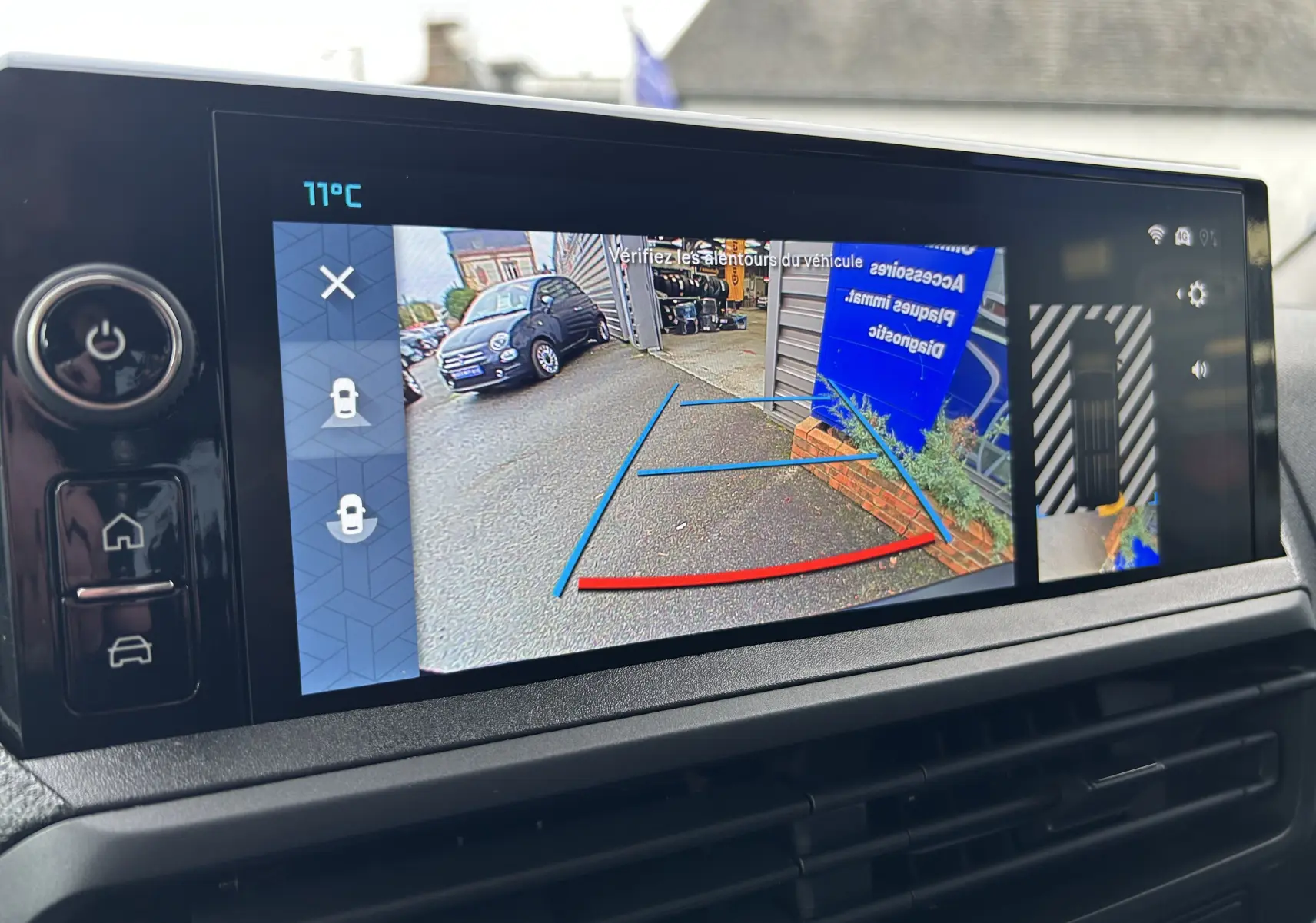 Écran multimédia du Citroën Jumpy Cabine Approfondie gris titane, vue caméra de recul avec guidage coloré.