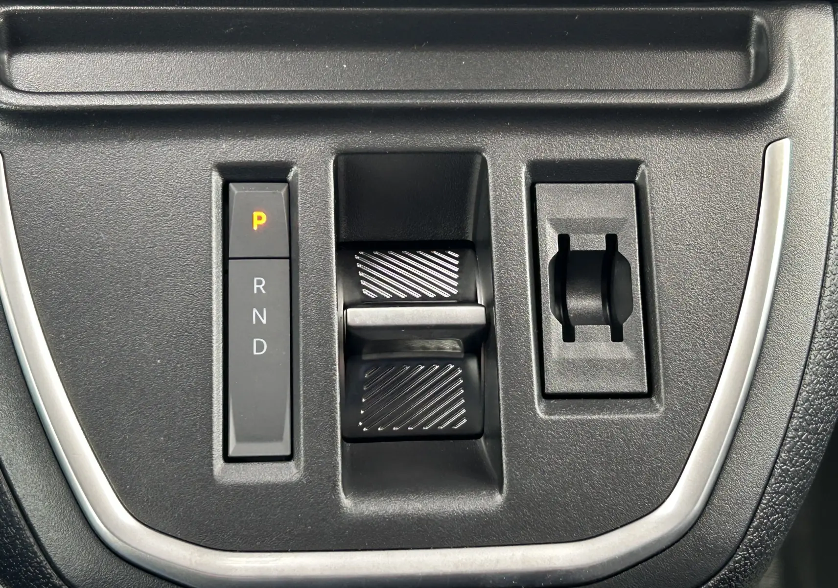 Gros plan sur la commande de boîte automatique et réglages du Citroën Jumpy Cabine Approfondie gris titane.