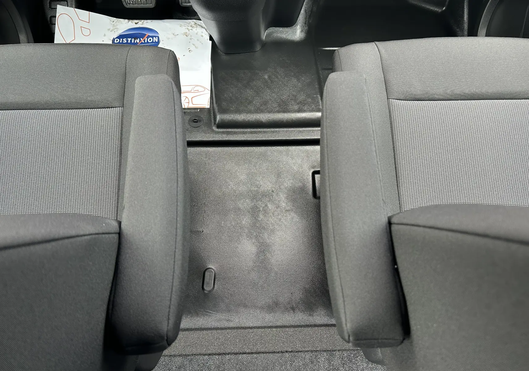 Vue plongeante sur l’espace entre les sièges avant gris tissu du Citroën Jumpy Cabine Approfondie 2025.