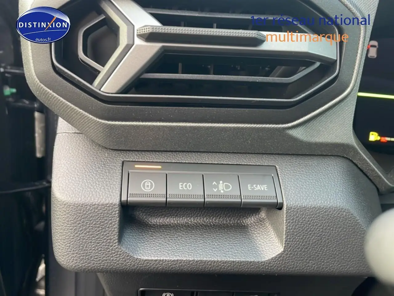 Gros plan sur les commandes de mode de conduite et éclairage du tableau de bord gris schiste du Dacia Bigster 2025.