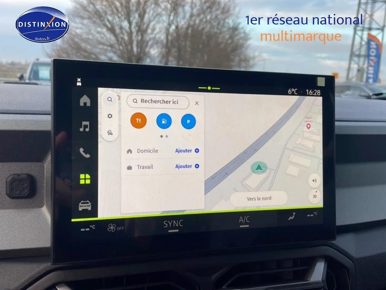 Écran tactile central du tableau de bord du Dacia Bigster gris schiste, affichant la navigation GPS en mode jour.