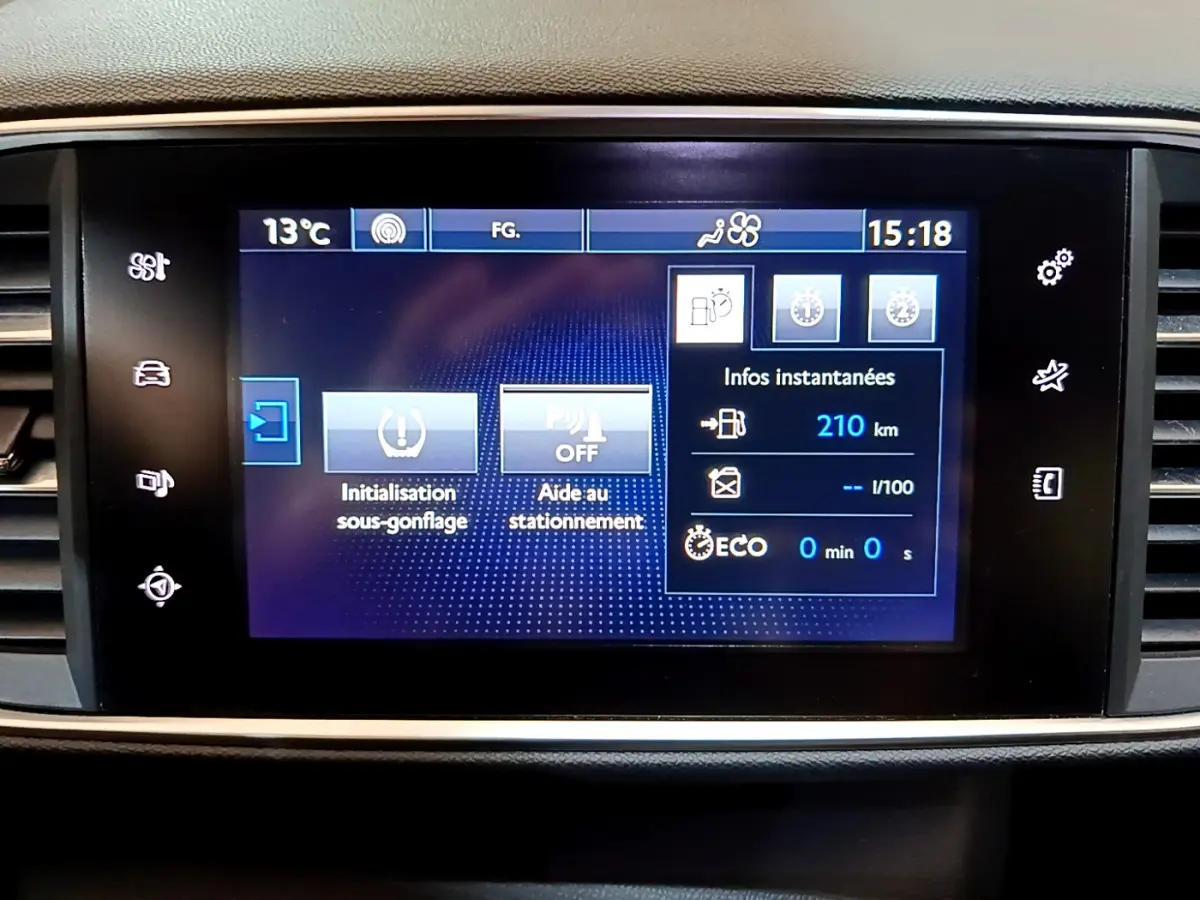 Écran tactile central de la Peugeot 308 GT Line 2016 affichant les infos sous-gonflage et aide au stationnement.
